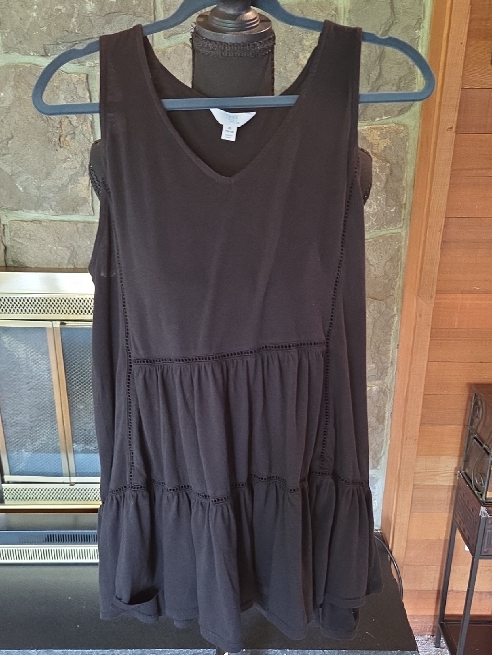 Time and Tru Black Sleeveless Tiered V-Neck Tunic